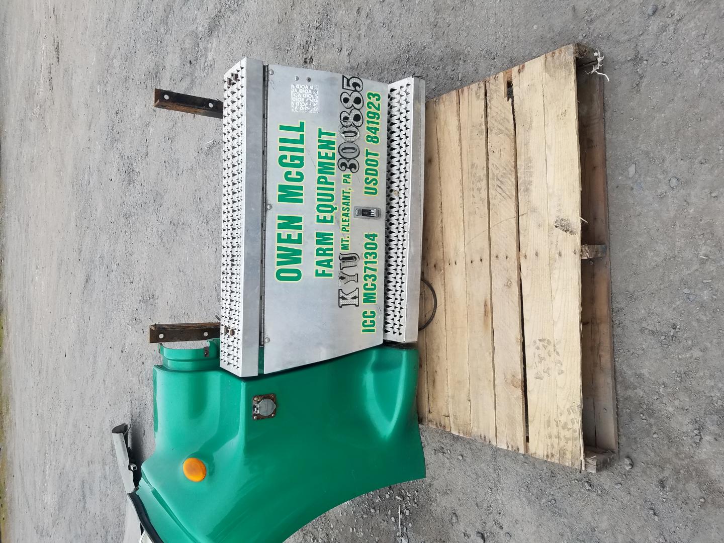 PETERBILT 386 BATTERY BOXES1523547821.jpg